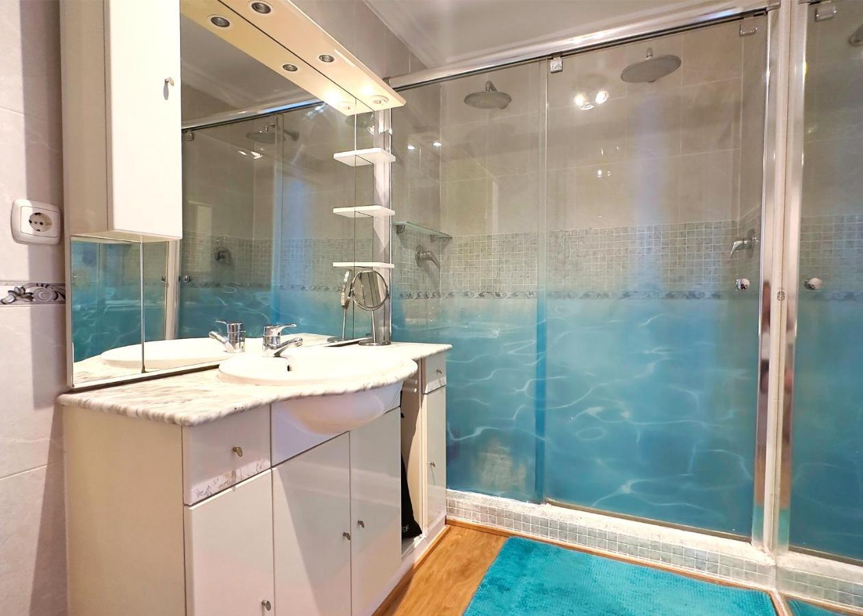Appartement Ed. Larycorte 2d. Exclusive Sea Front In Center.